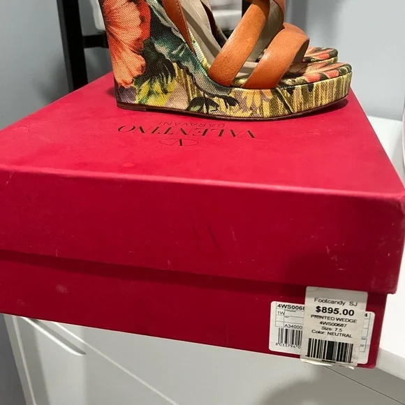 Valentino wedges .‎ Size 7.5